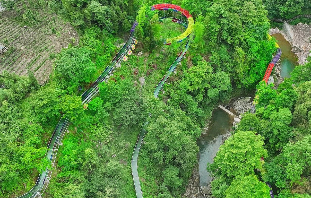 四川省德陽市三江源景區(qū)叢林玻璃漂流